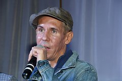 Уехавший из России скандальный актер избежал уплаты долгов