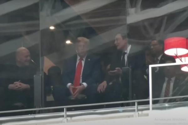 DM: чтец по губам узнал, о чём Трамп говорил с Маском на панихиде по Кирку