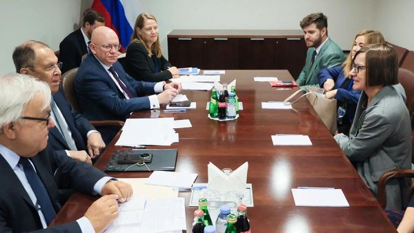 Лавров и глава МККК обсудили вопросы гуманитарной деятельности на Украине