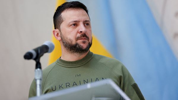 Медведев ответил на угрозы Зеленского о дальнобойном оружии