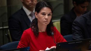 ofis-berbok-prokommentiroval-otkljuchenie-ee-mikrofona-pri-predstavlenii-delegacii-rf-68837e7.jpg