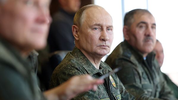 Путин рассказал об инциденте с уклонением от падавшего на него мотоцикла