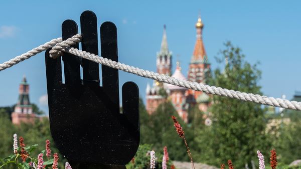 Захарова предложила ЕС назвать санкции против РФ конвейером и успокоиться