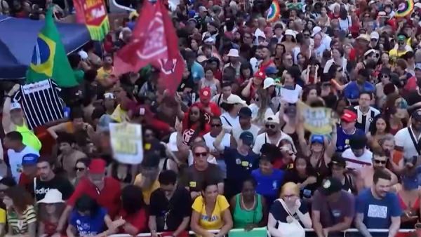Жители Бразилии вышли на митинги против амнистии Болсонару
